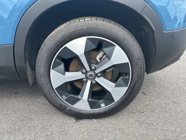 Certified 2025 Volvo XC40 B5 Plus AWD/4WD image 9