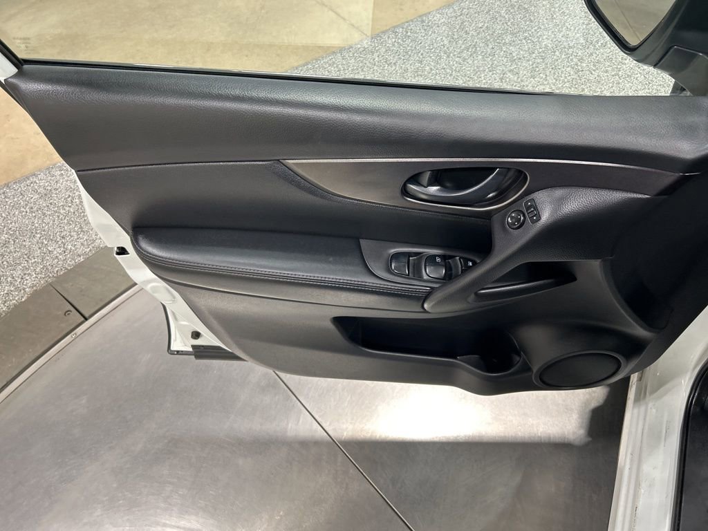 Used 2019 Nissan Rogue Sport S image 12