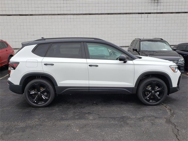 New 2025 Volkswagen Taos SE image 2