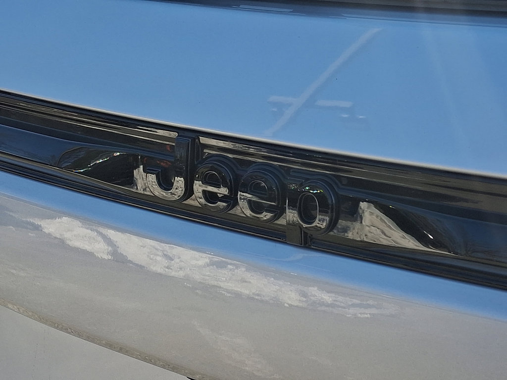 Used 2025 Jeep Grand Cherokee Altitude image 16