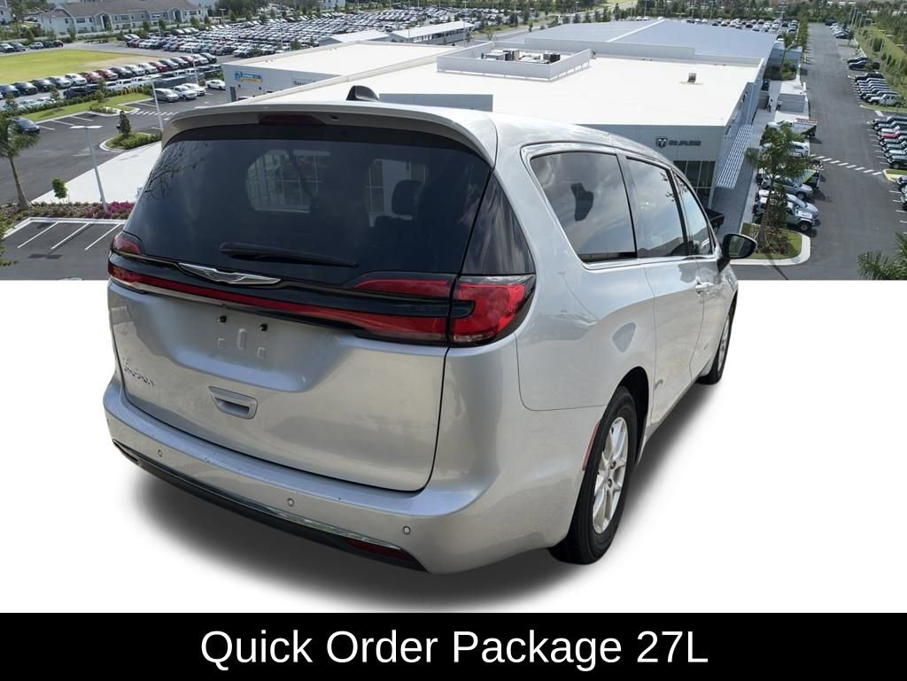 Used 2023 Chrysler Pacifica Touring-L FWD image 3