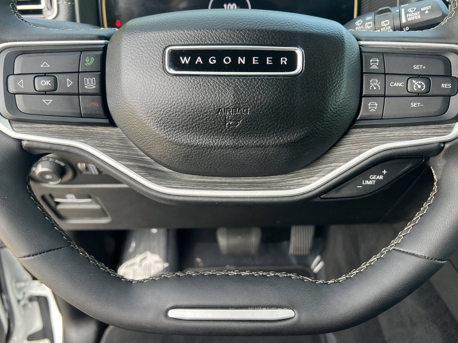 Used 2024 Jeep Wagoneer Series III AWD/4WD image 9