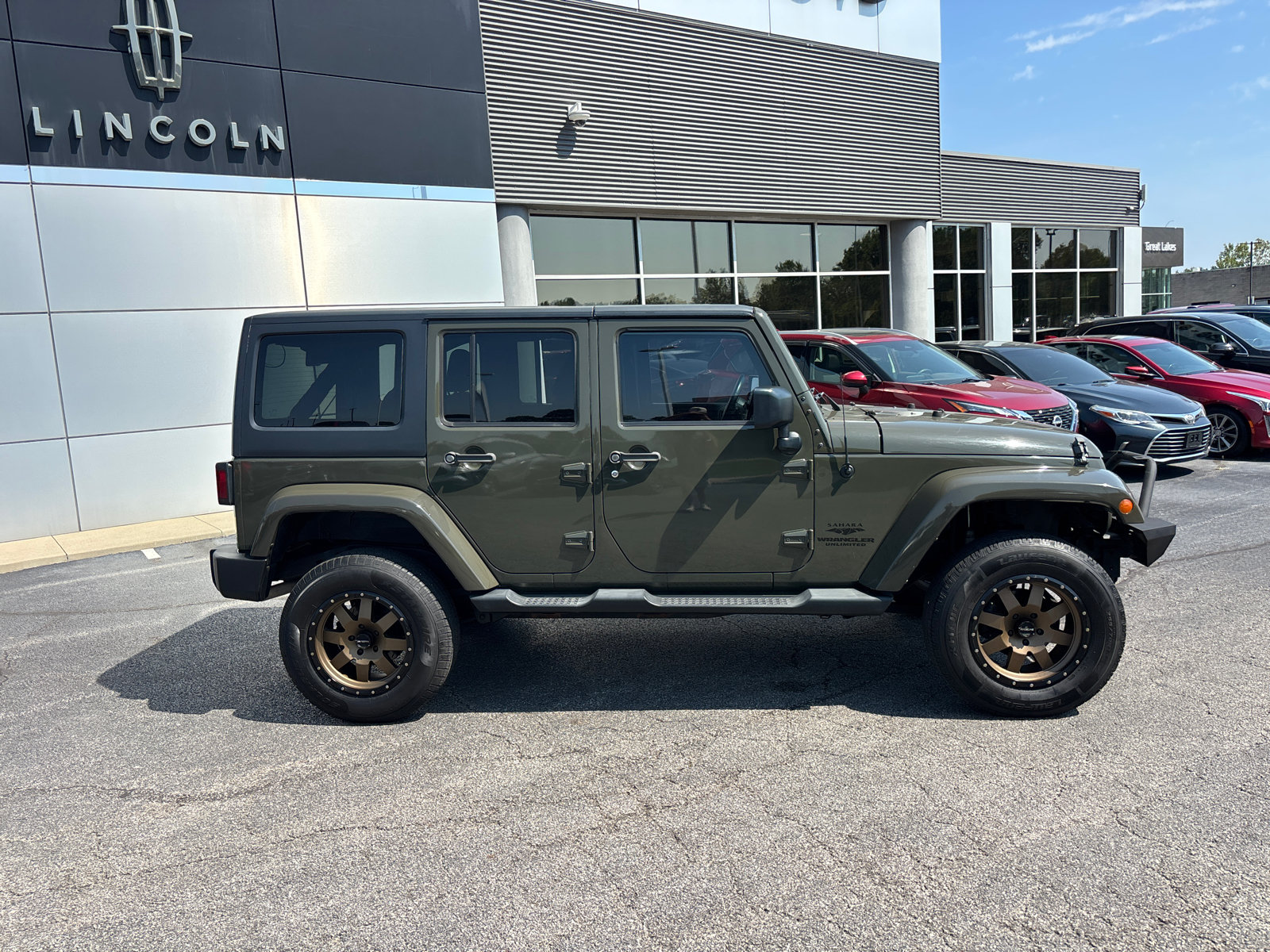Used 2015 Jeep Wrangler Unlimited Sahara w/ Connectivity Group AWD/4WD image 8