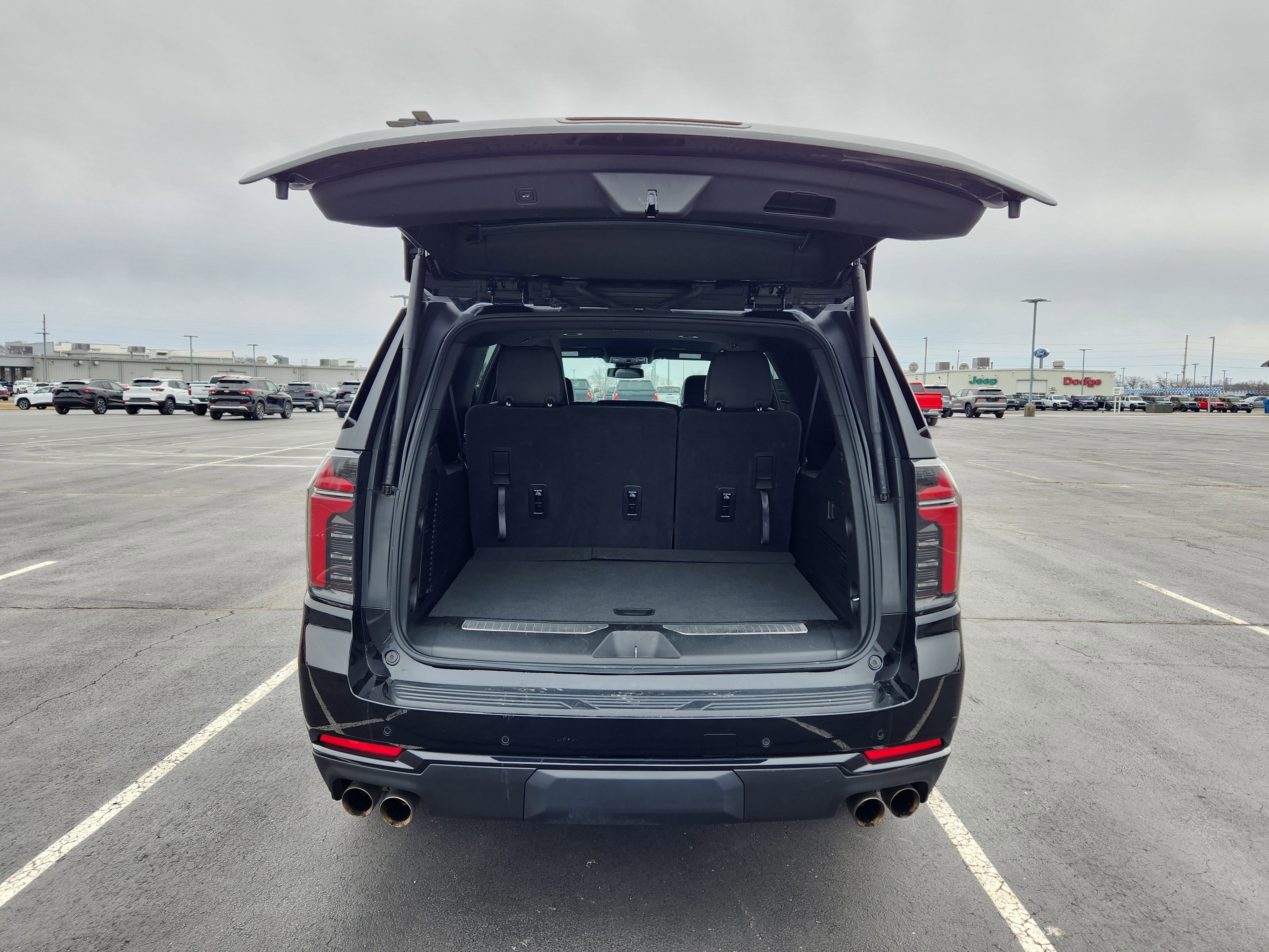 Used 2025 Chevrolet Suburban Z71 image 10