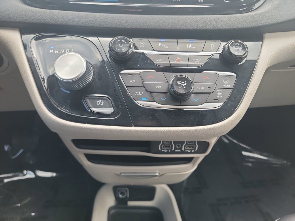 Used 2023 Chrysler Pacifica Touring-L FWD image 11