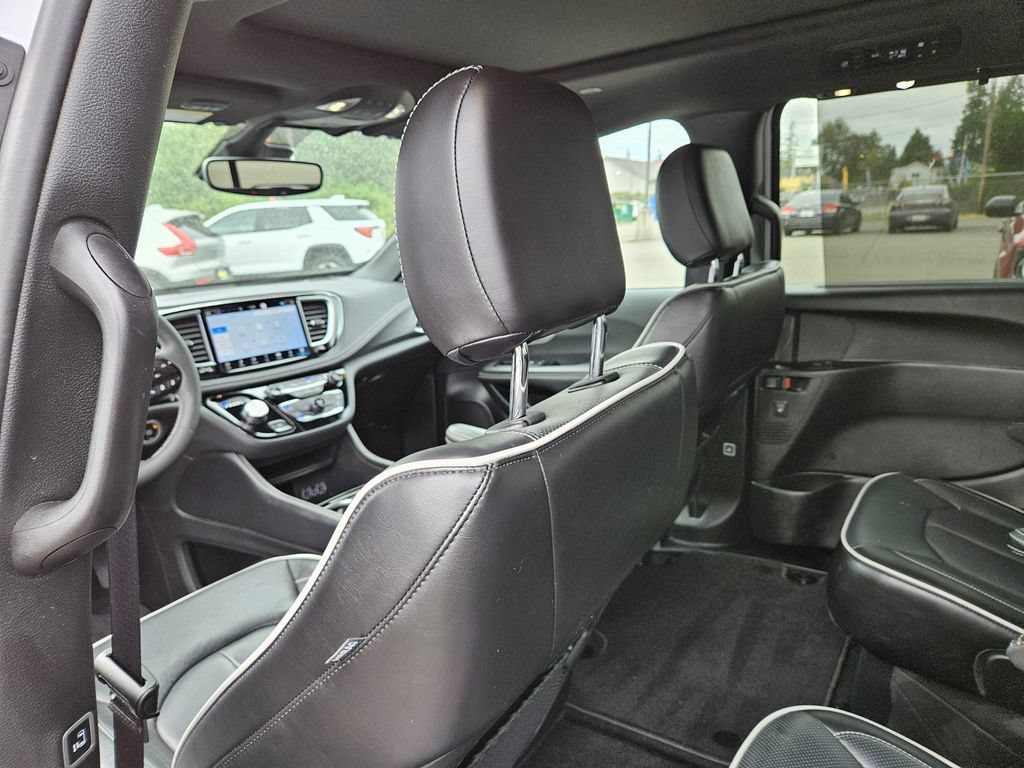 Used 2025 Chrysler Pacifica Limited FWD image 19