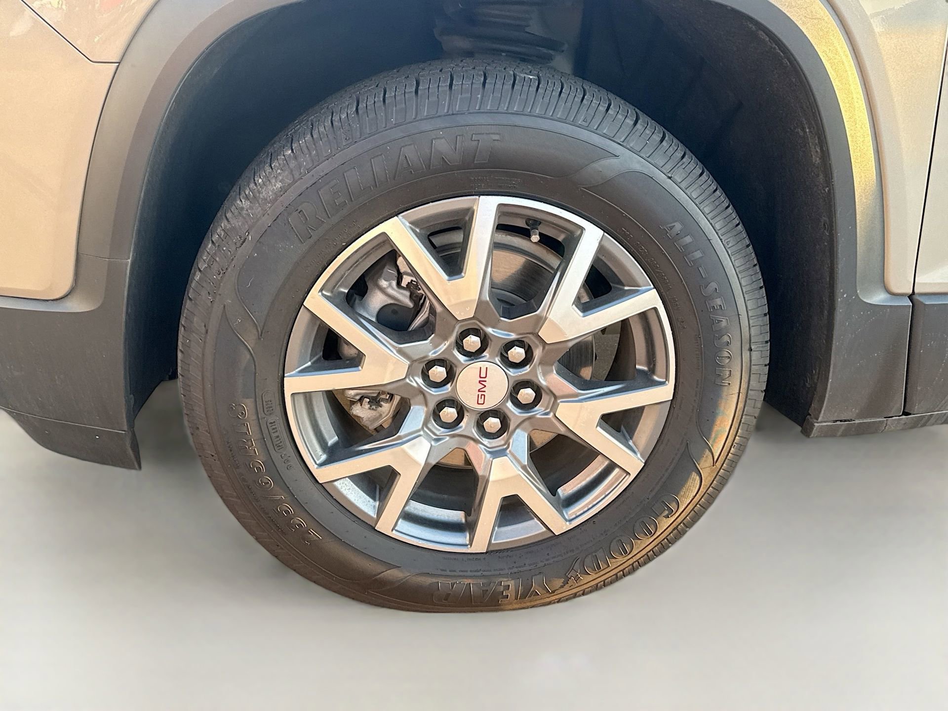 Used 2023 GMC Acadia SLT image 32