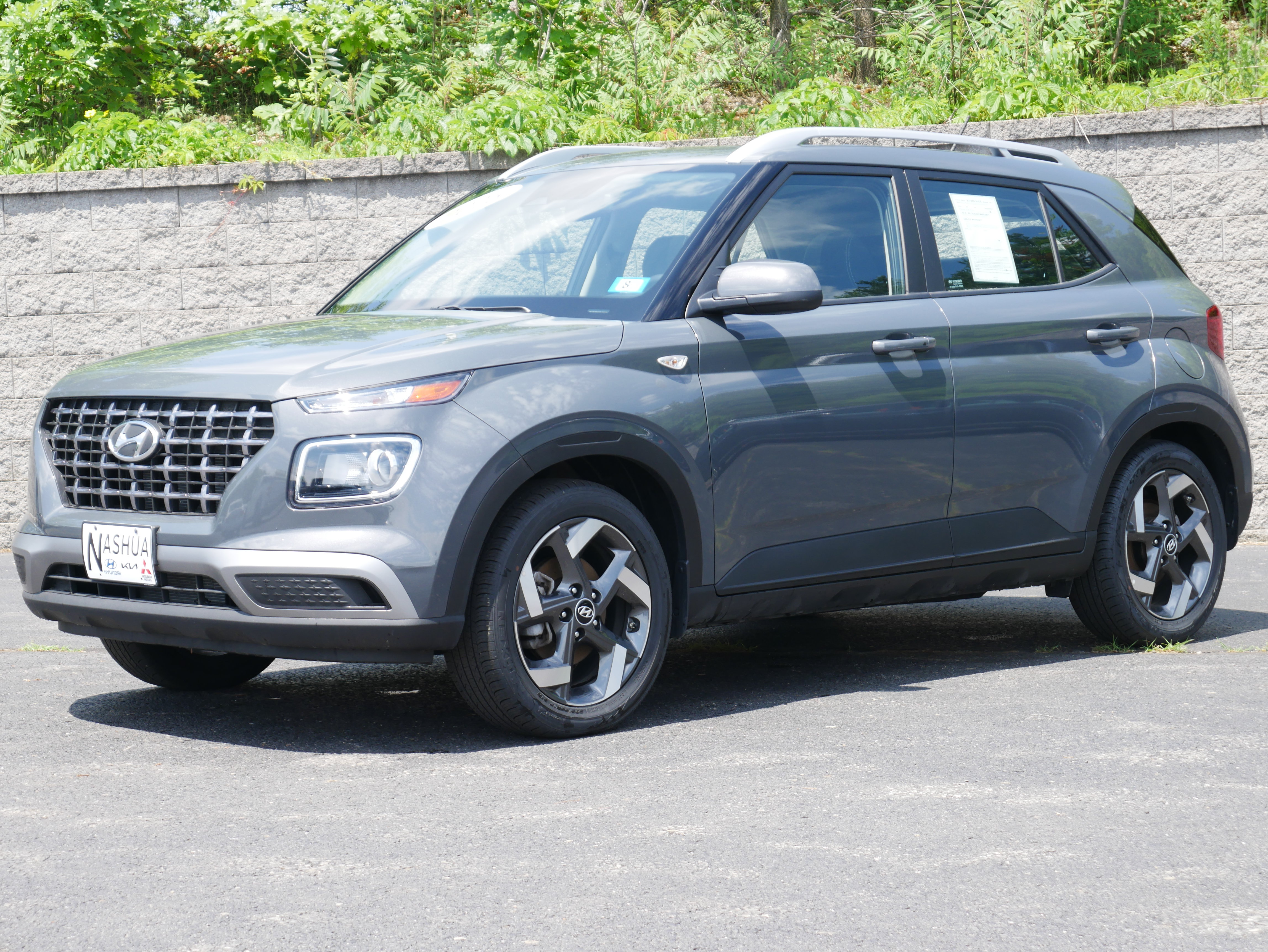 Used 2025 Hyundai Venue SEL FWD image 1