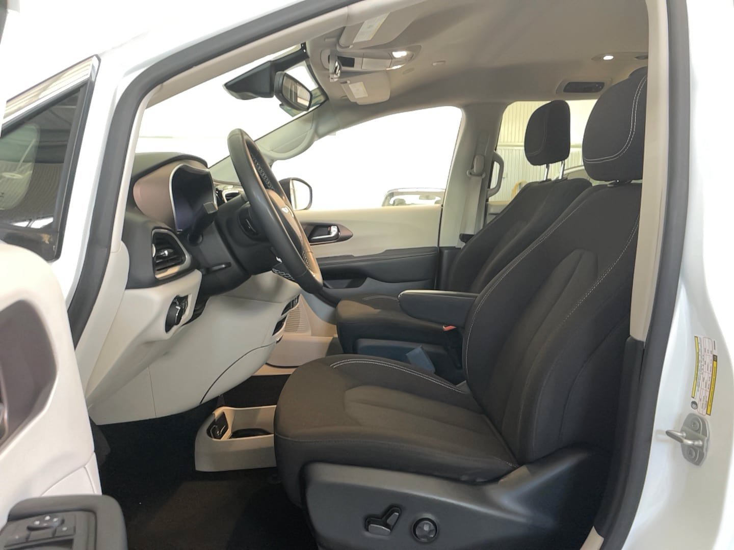 Used 2023 Chrysler Voyager LX FWD image 6