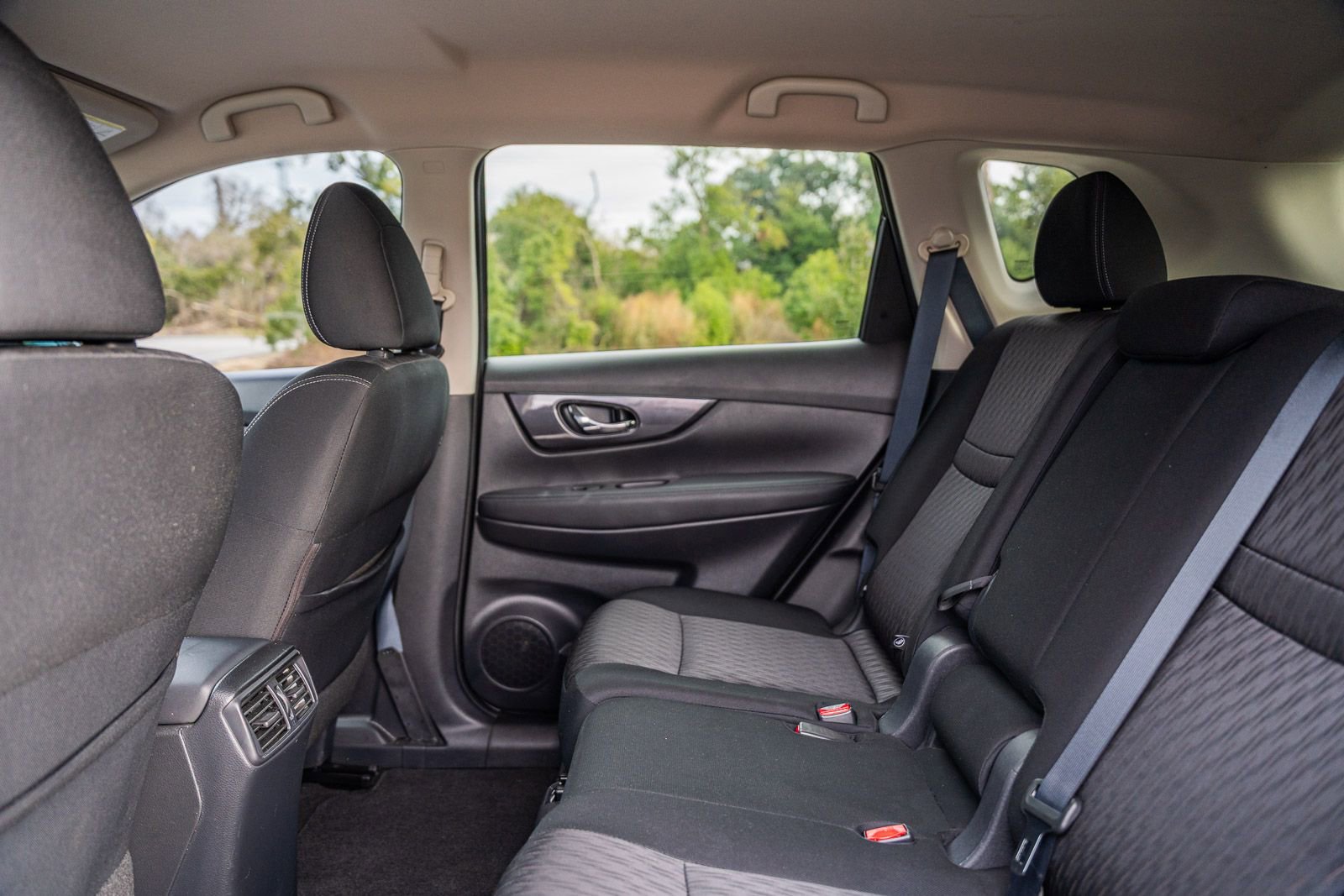 Used 2017 Nissan Rogue SV image 16