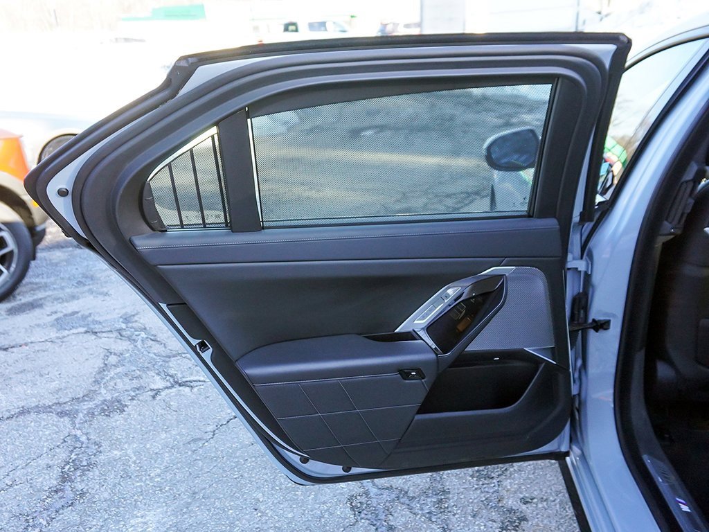 Used 2023 BMW 760i xDrive w/ Parking Assistance Package image 31