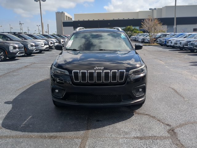 Used 2019 Jeep Cherokee Latitude w/ Popular Appearance Group FWD image 2