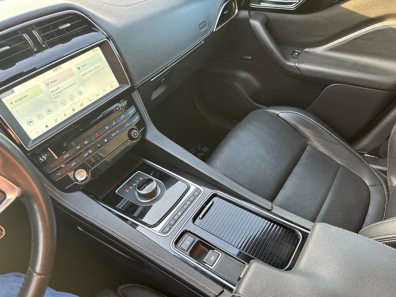 Used 2018 Jaguar F-PACE R-Sport image 21