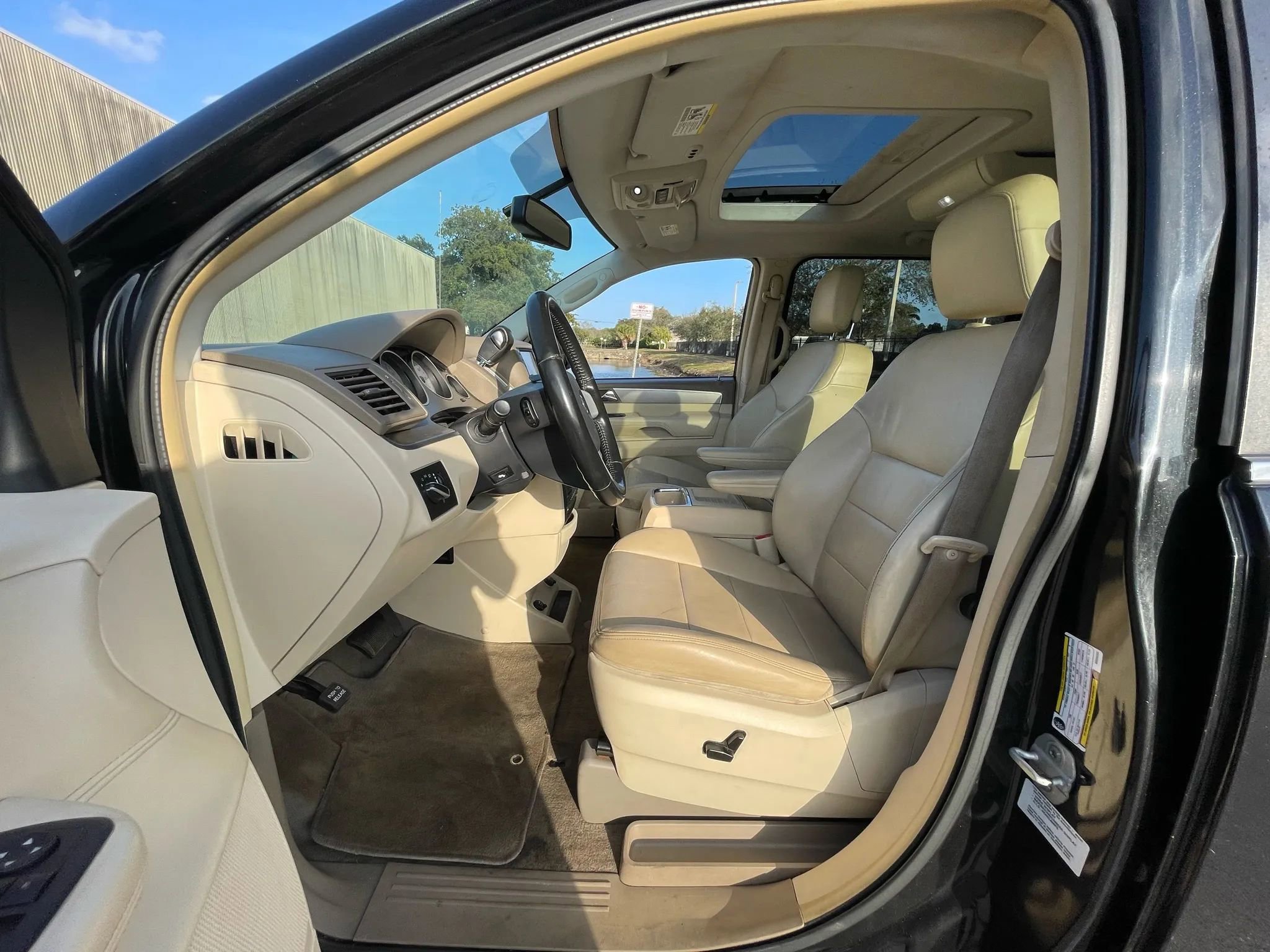 Used 2010 Volkswagen Routan SEL image 28
