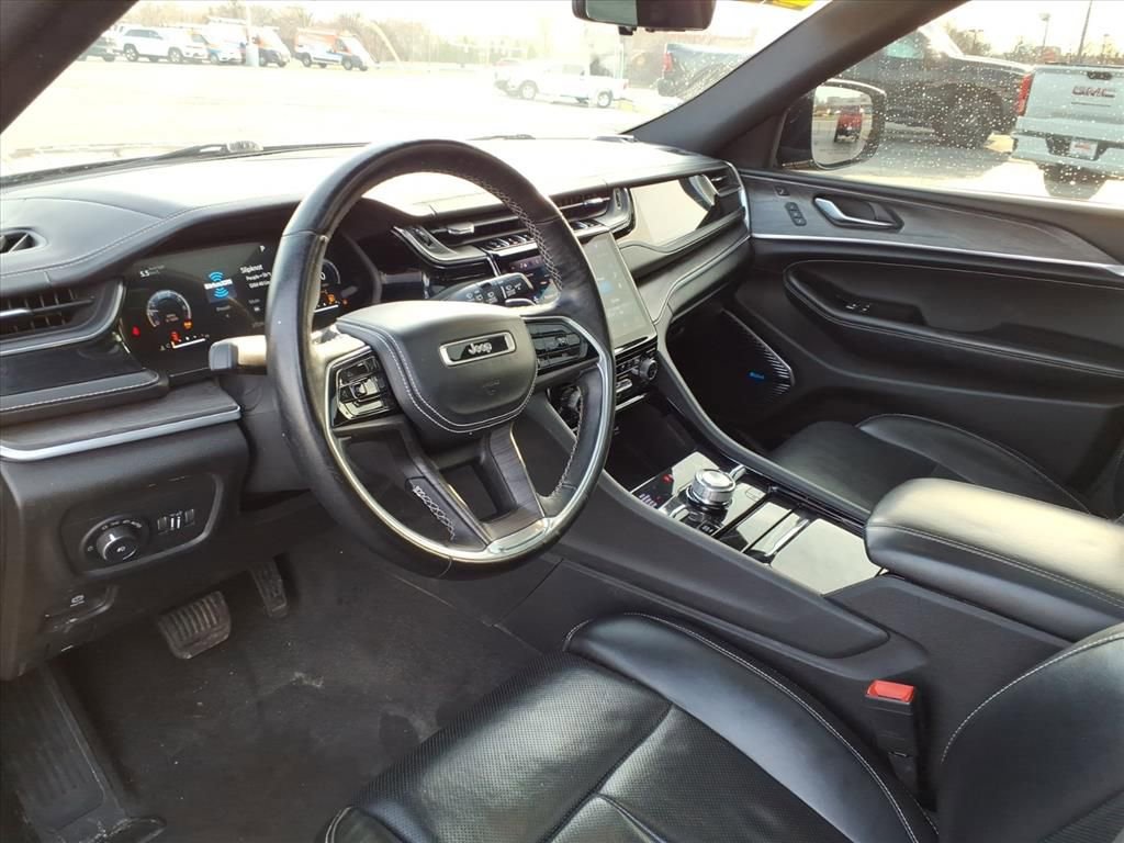 Certified 2022 Jeep Grand Cherokee Overland w/ Luxury Tech Group IV AWD/4WD image 9