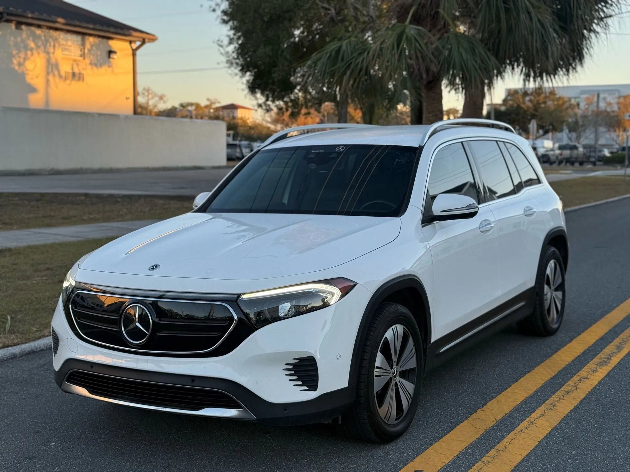 Used 2023 Mercedes-Benz EQB 250+ image 2