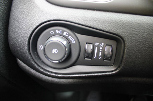 Used 2019 Jeep Renegade Limited w/ UConnect 8.4 Nav Group image 9