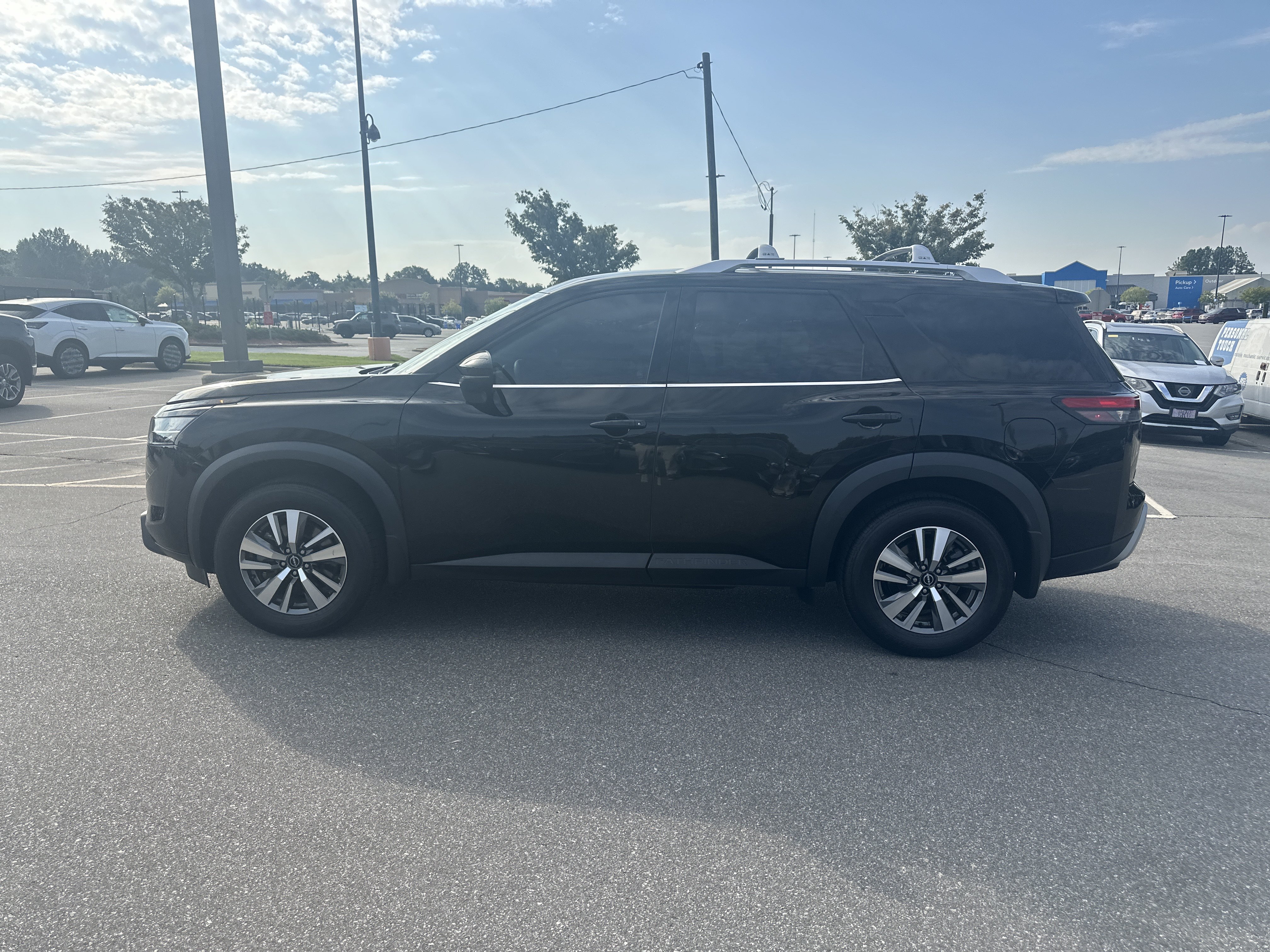 Certified 2024 Nissan Pathfinder SL w/ Black Appearance Package FWD image 8
