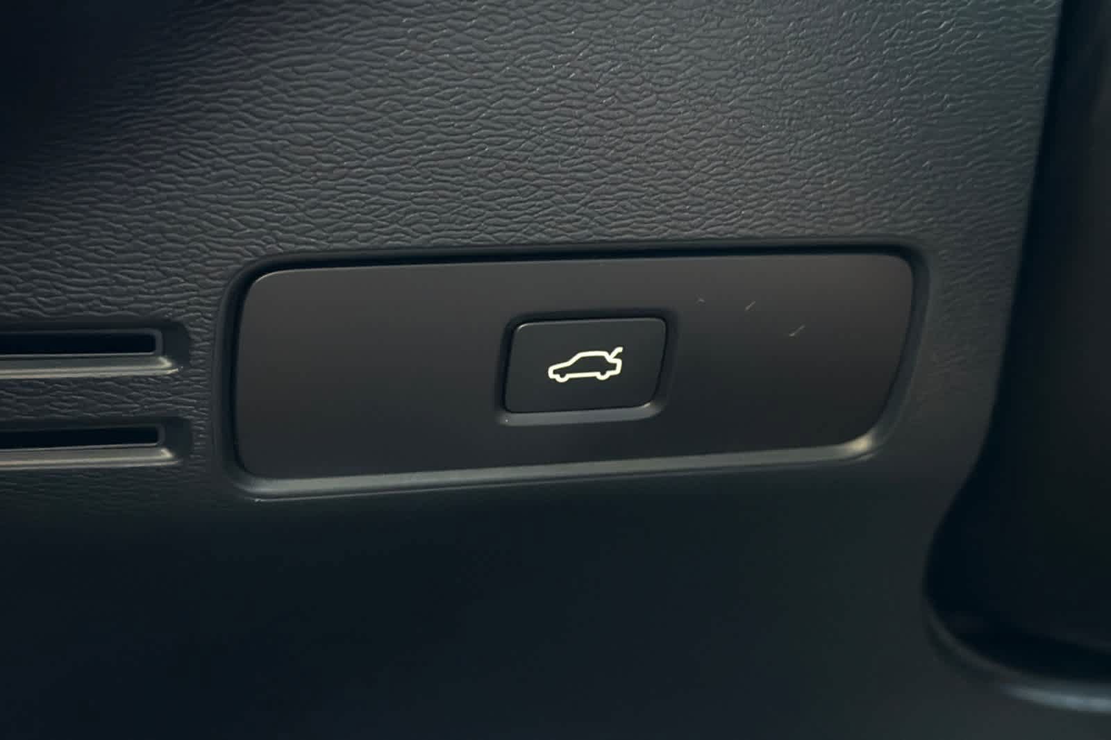 Used 2024 Volvo XC40 B5 Plus AWD/4WD image 30