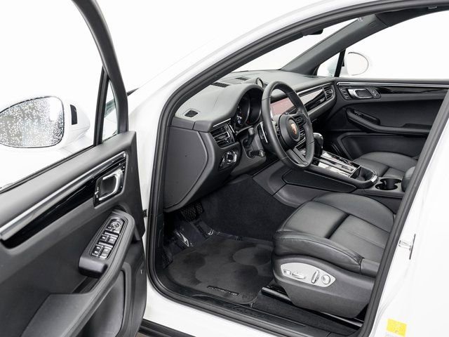 Certified 2025 Porsche Macan image 7