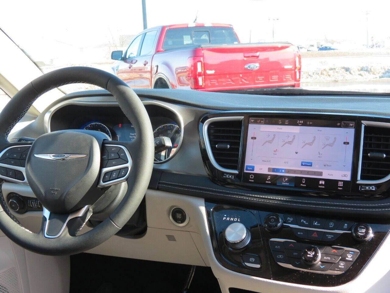 Used 2023 Chrysler Pacifica Touring-L image 8