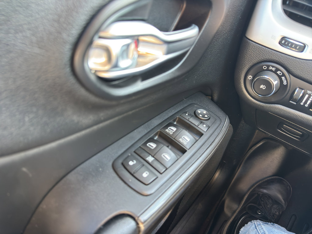 Used 2017 Jeep Cherokee Trailhawk image 7