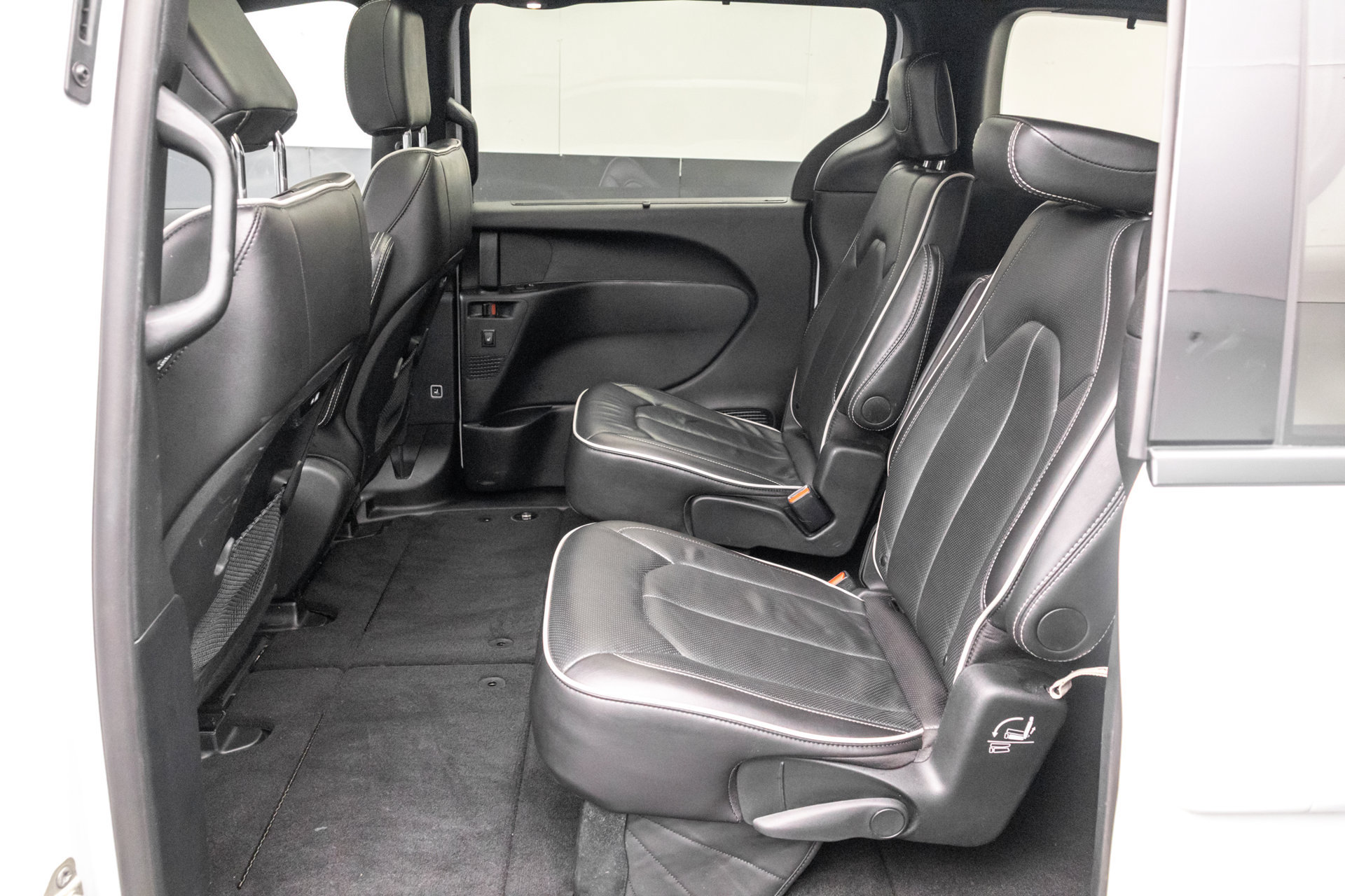 Used 2025 Chrysler Pacifica Limited FWD image 29