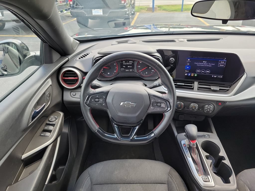 Used 2024 Chevrolet Trax RS w/ Sunroof Package FWD image 13