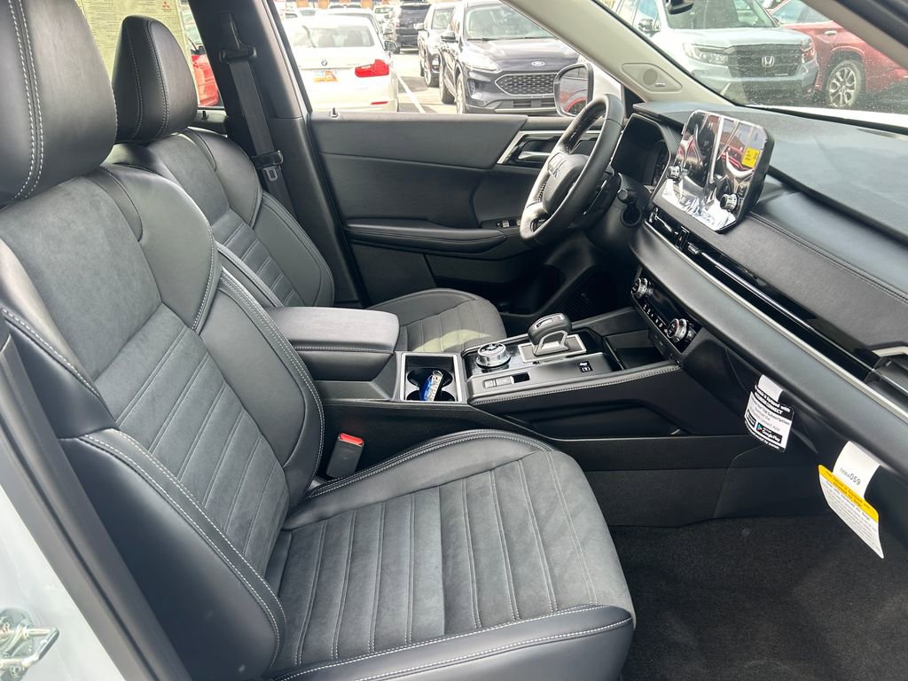 Used 2025 Mitsubishi Outlander 4WD Plug-In Hybrid image 38