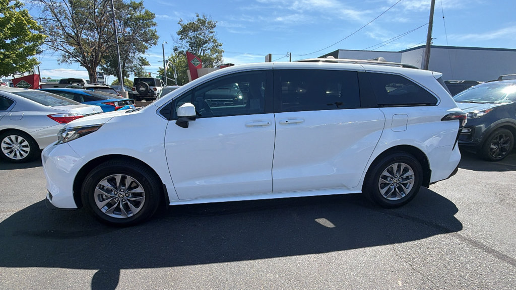 Used 2025 Toyota Sienna LE FWD image 7