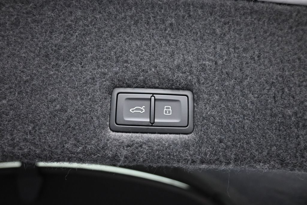 Used 2025 Lamborghini Urus SE AWD/4WD image 30