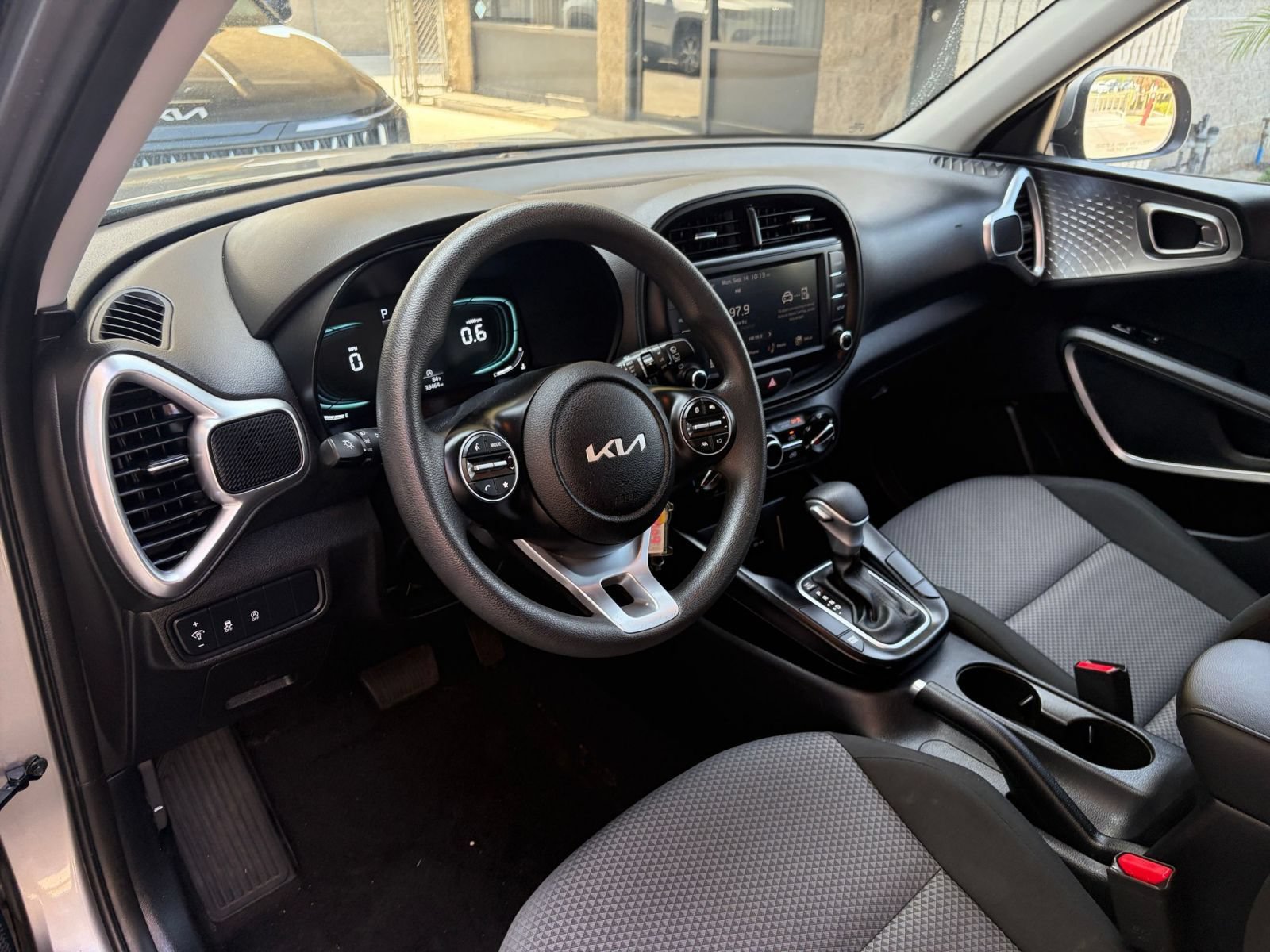 Used 2025 Kia Soul LX w/ LX Technology Package FWD image 31