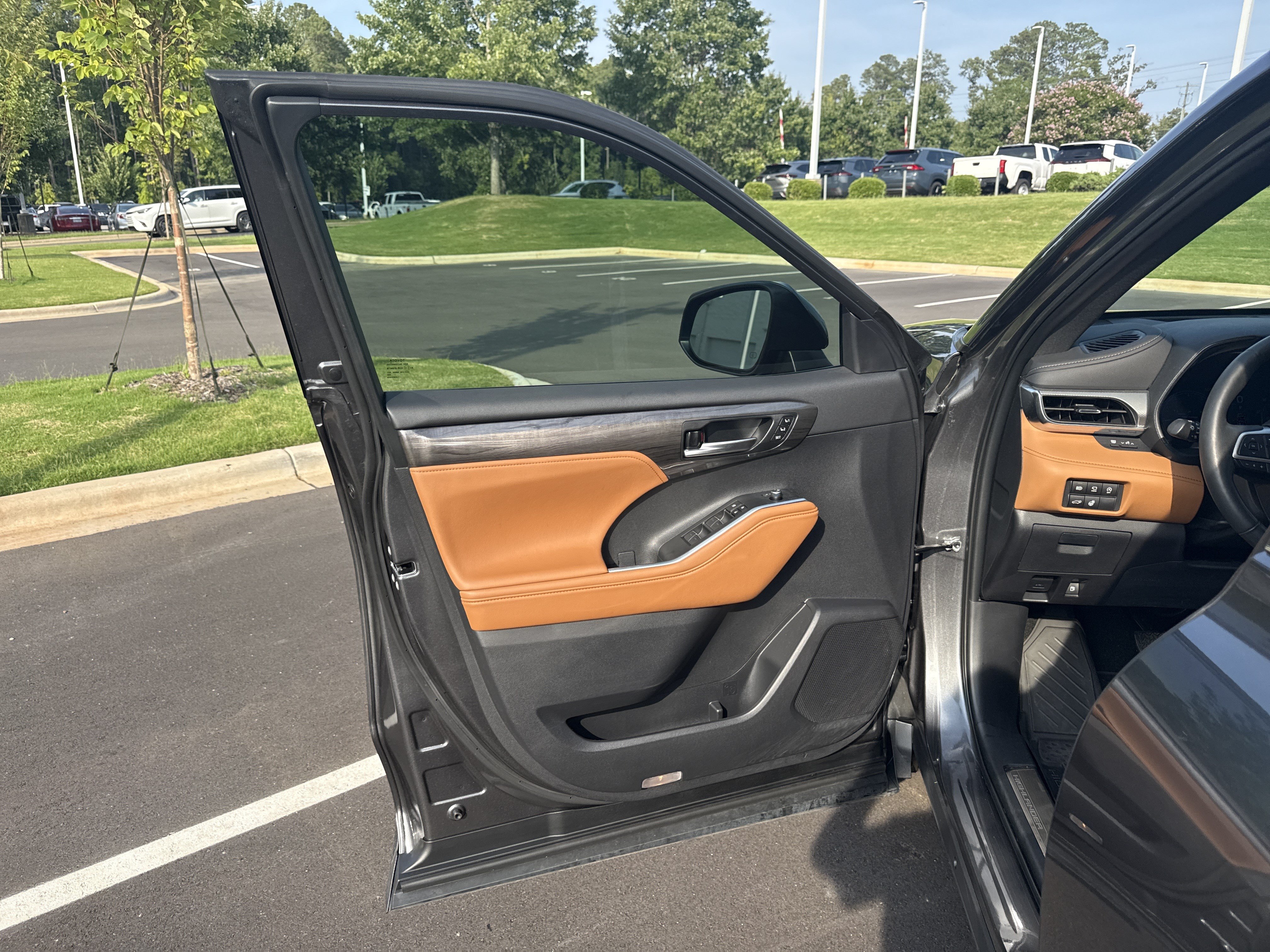 Used 2023 Toyota Highlander Platinum FWD image 18