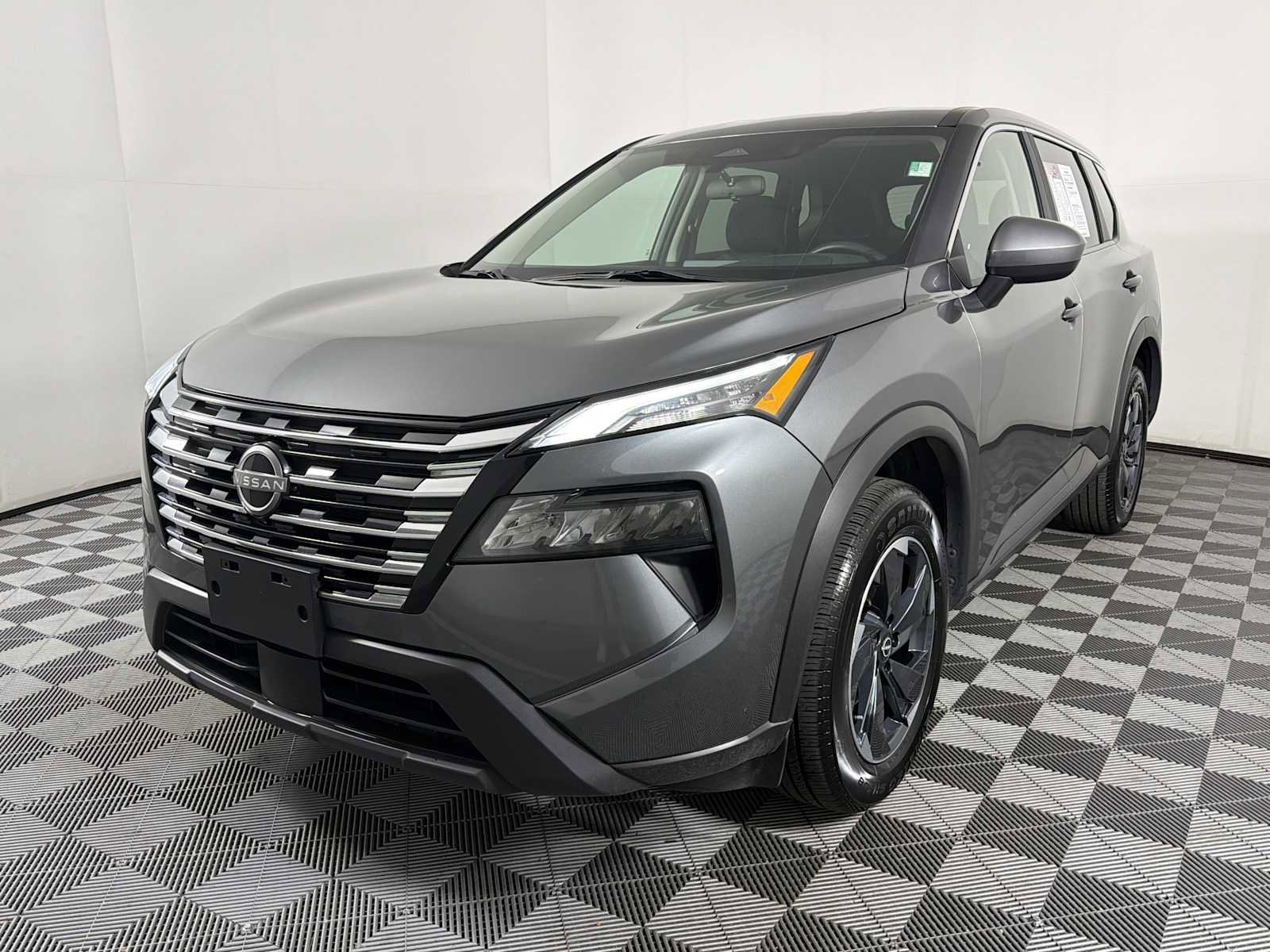 Used 2024 Nissan Rogue SV AWD/4WD image 3