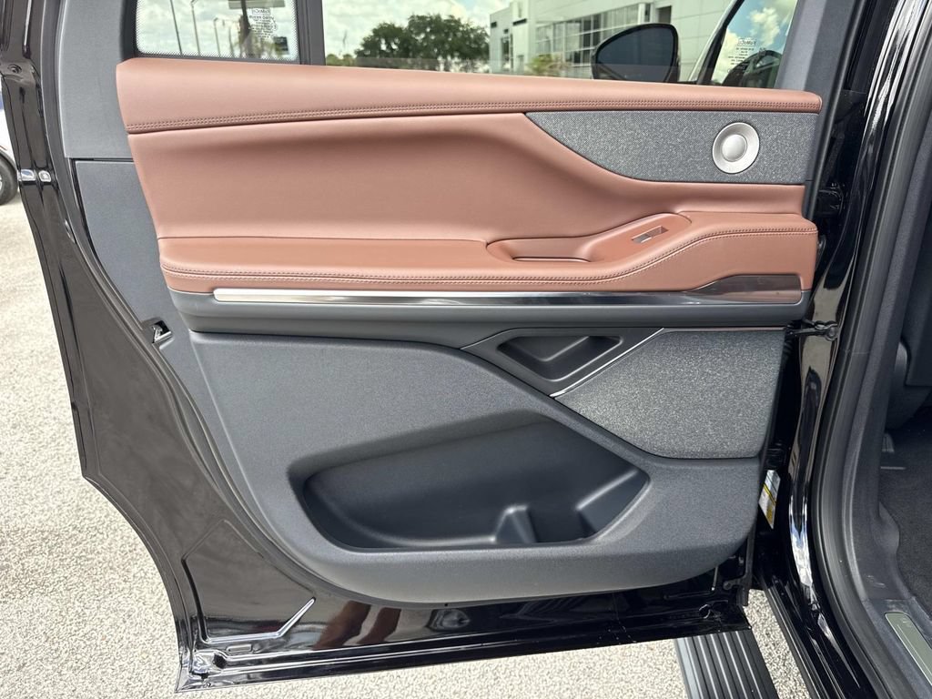 New 2026 Lincoln Navigator L Reserve AWD/4WD image 14
