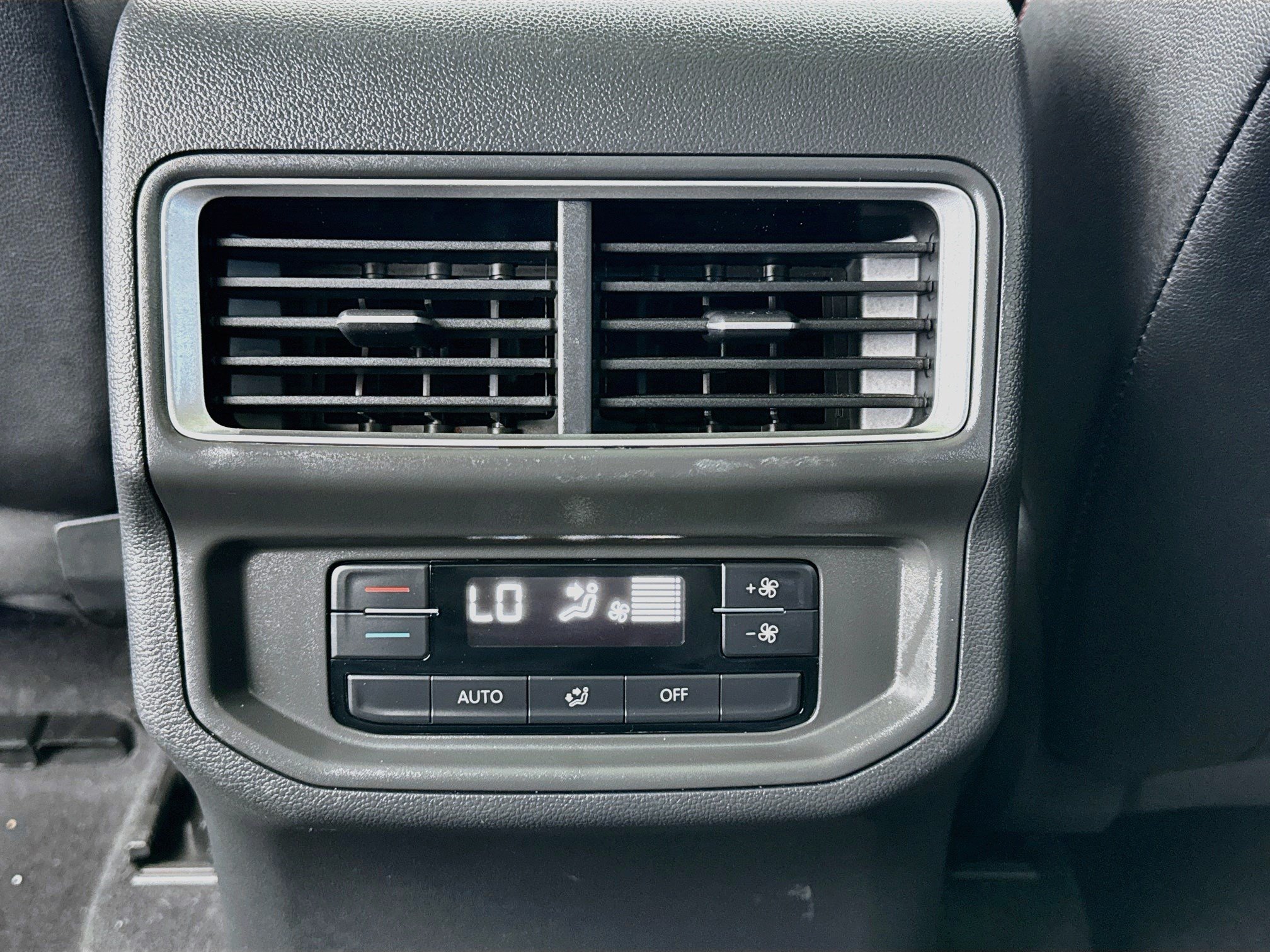 Used 2024 Volkswagen Atlas Peak Edition SE AWD/4WD image 17
