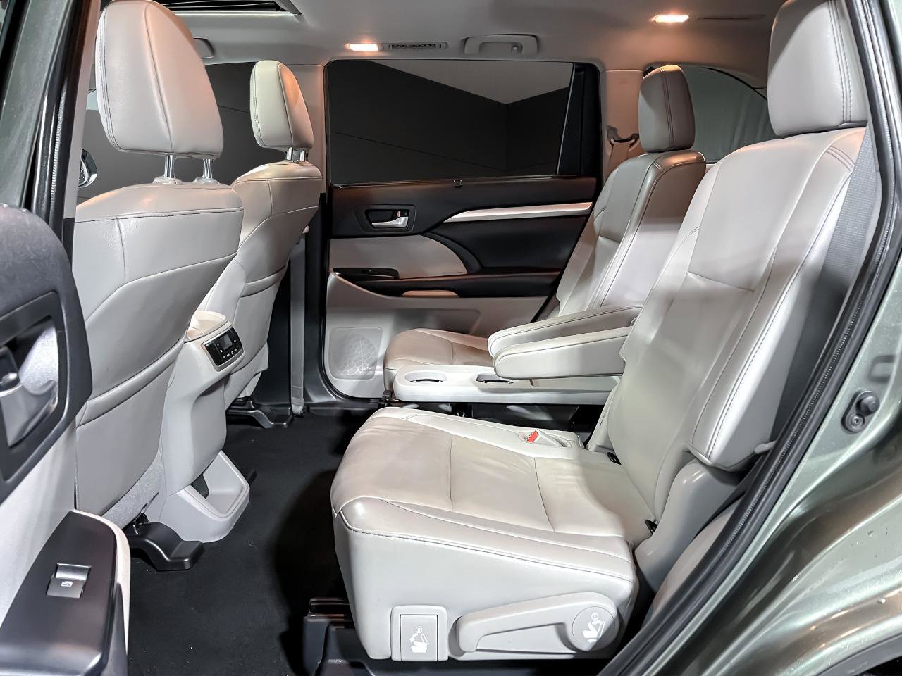 Used 2019 Toyota Highlander XLE image 17