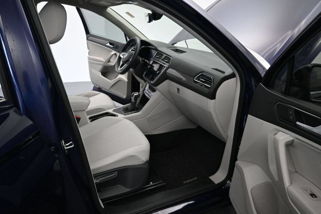 Used 2023 Volkswagen Tiguan SE w/ Panoramic Sunroof Package FWD image 18