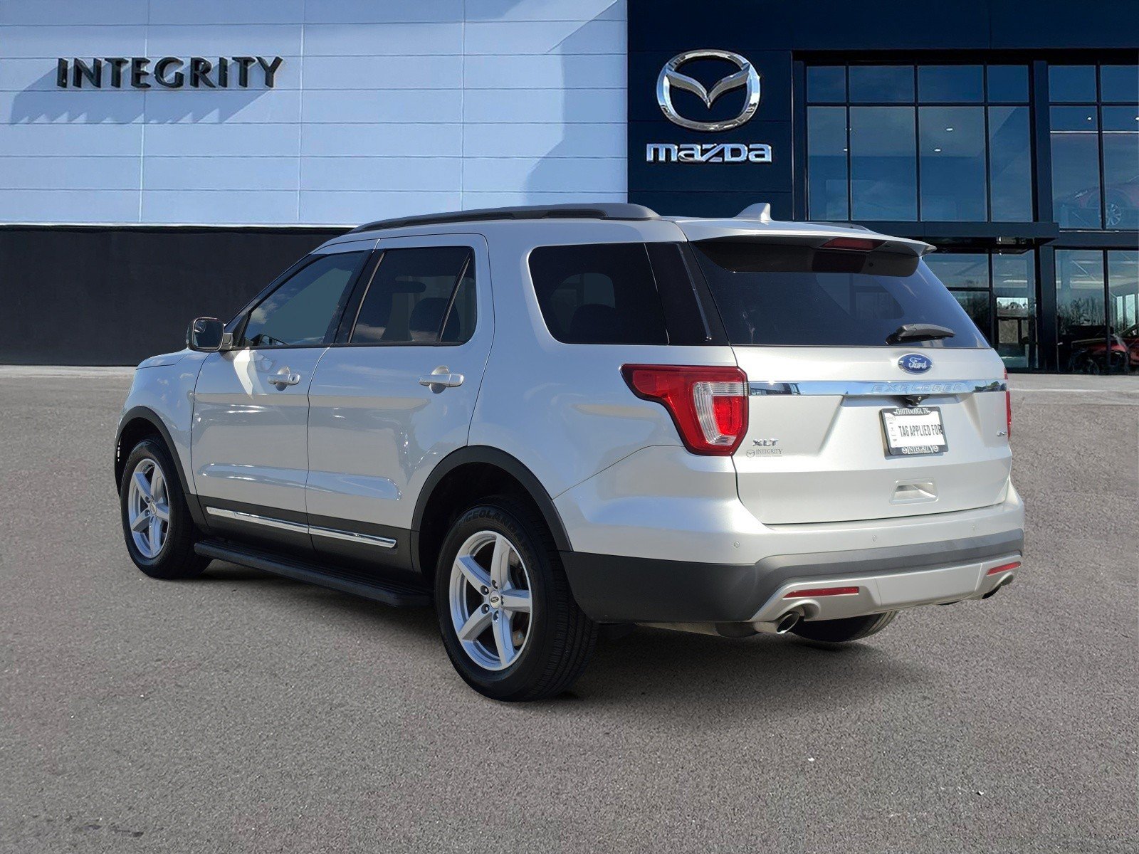 Used 2017 Ford Explorer XLT AWD/4WD image 4
