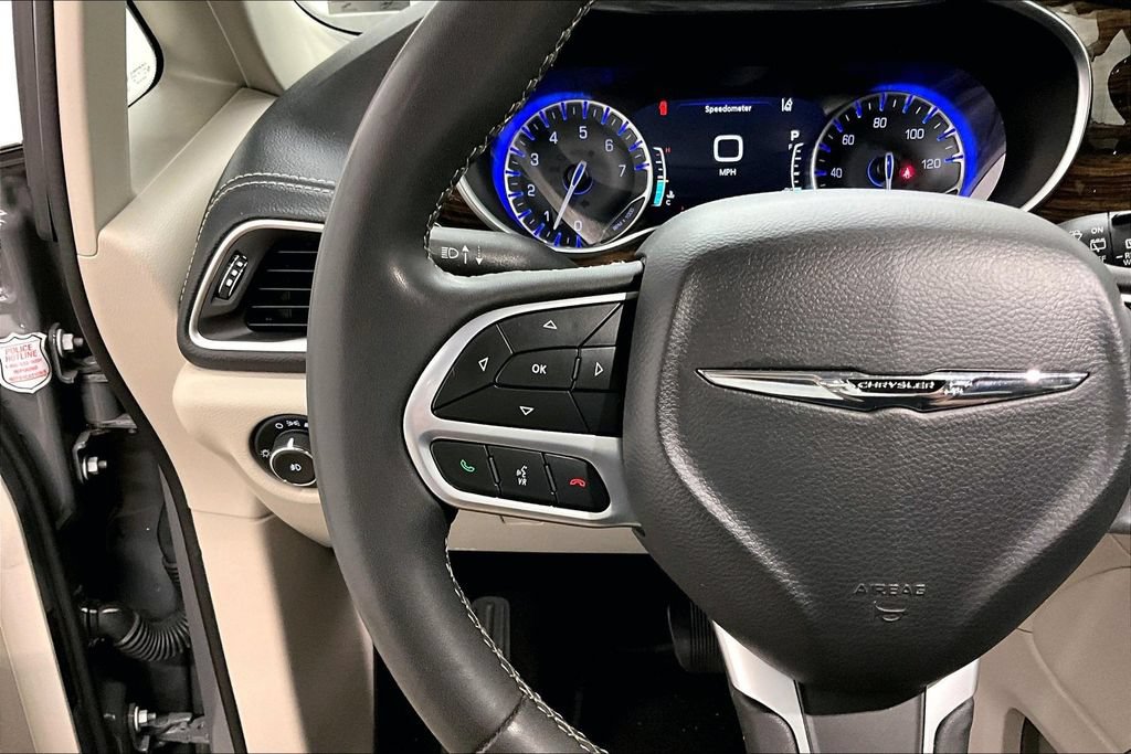 Used 2023 Chrysler Pacifica Limited FWD image 11