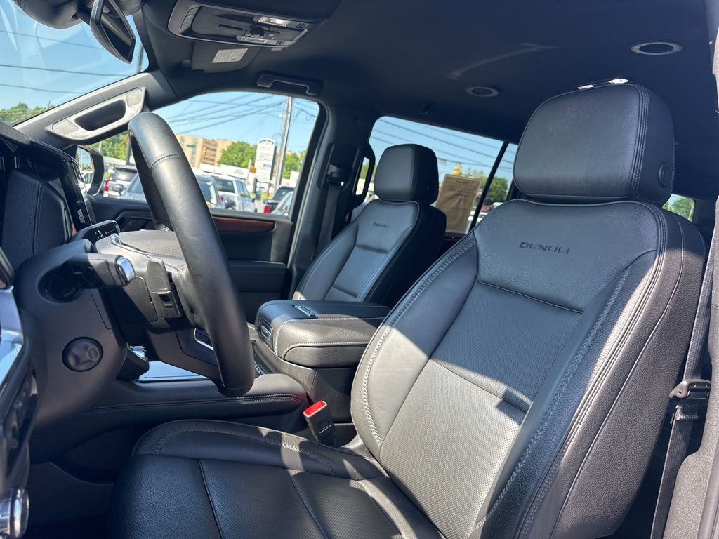 Used 2025 GMC Yukon XL Denali AWD/4WD image 15