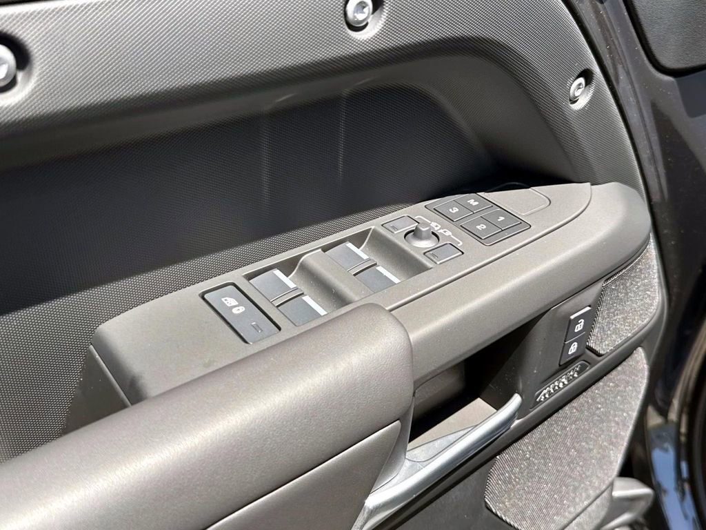 New 2025 Land Rover Defender 130 X-Dynamic SE image 17