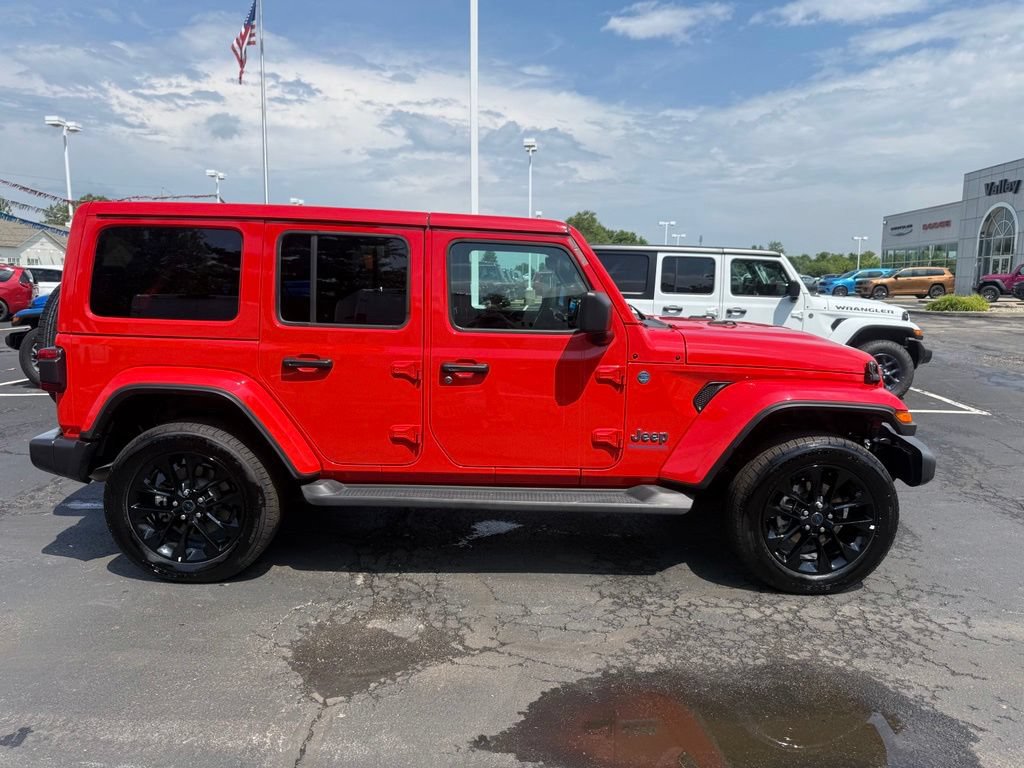 Used 2025 Jeep Wrangler Unlimited Sahara AWD/4WD image 2