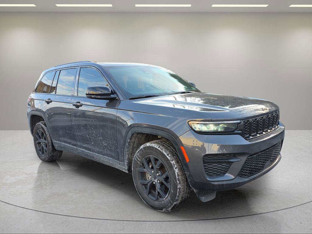Used 2024 Jeep Grand Cherokee Altitude image 4