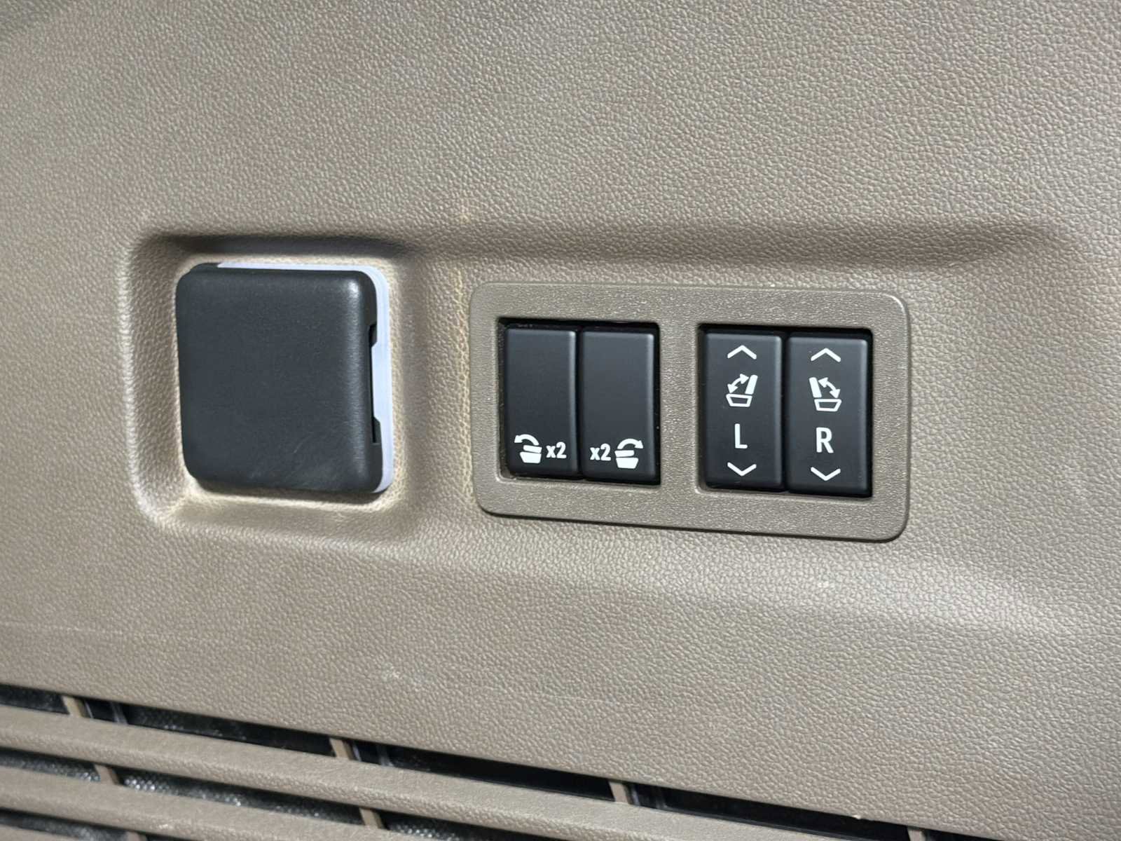 Used 2023 GMC Yukon XL Denali AWD/4WD image 19