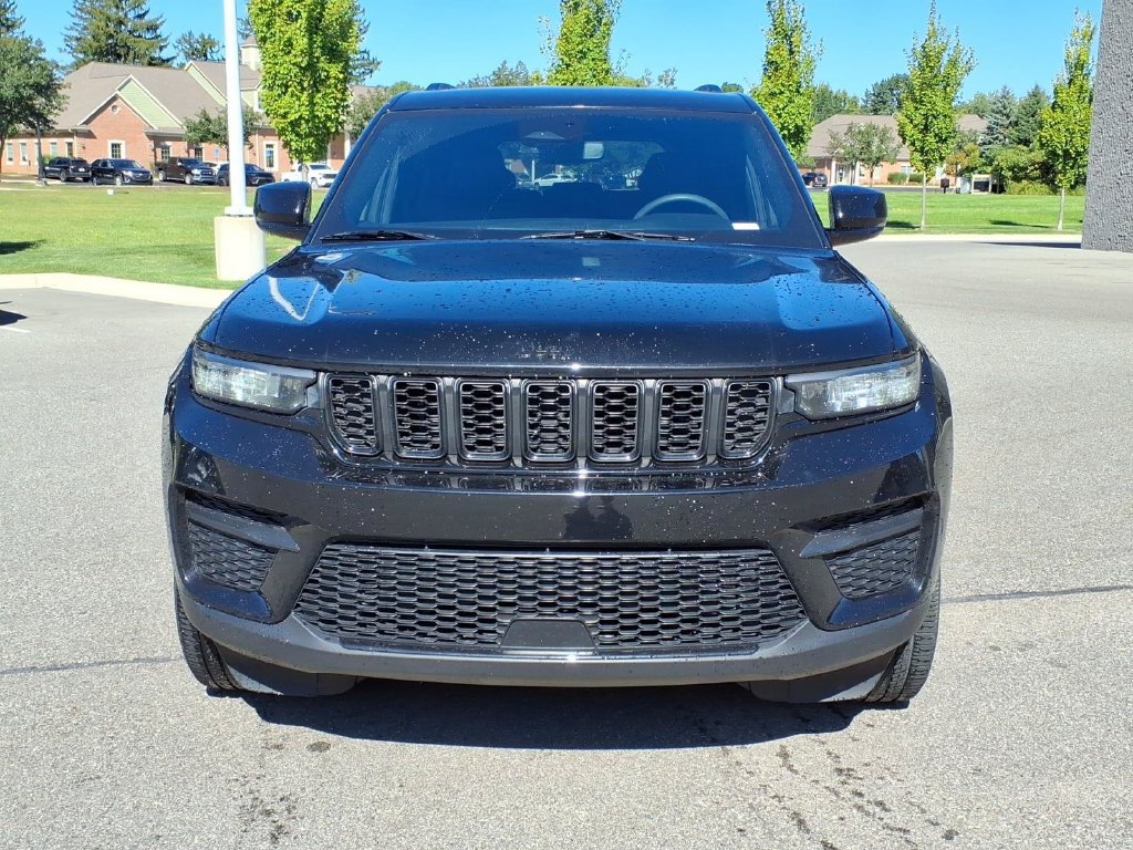 Used 2023 Jeep Grand Cherokee Altitude AWD/4WD image 2