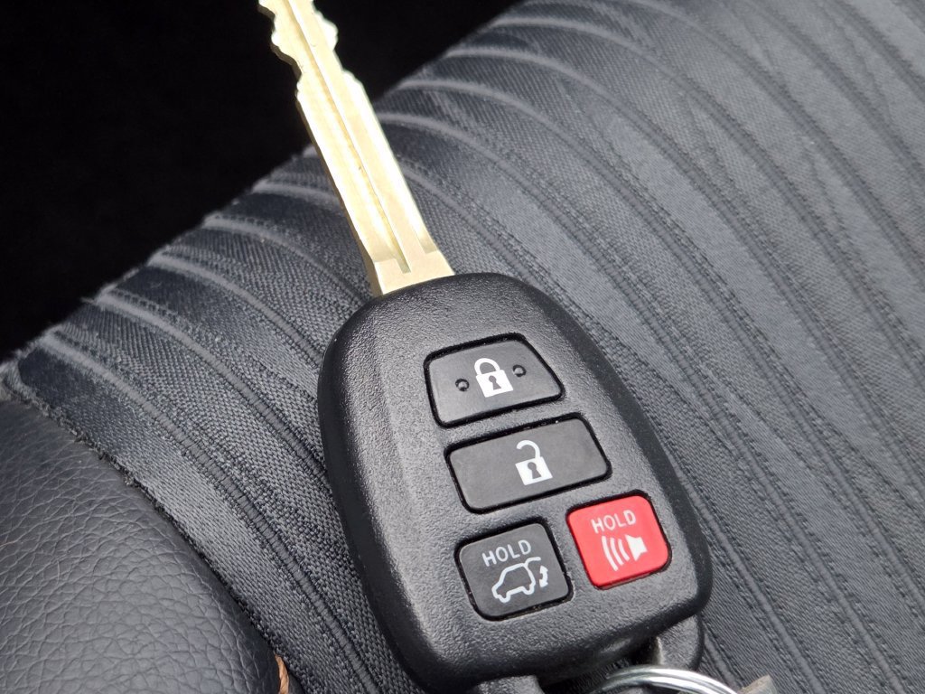 Used 2015 Toyota Highlander Plus FWD image 37