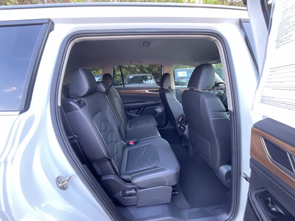 Used 2025 Volkswagen Atlas SE AWD/4WD image 24