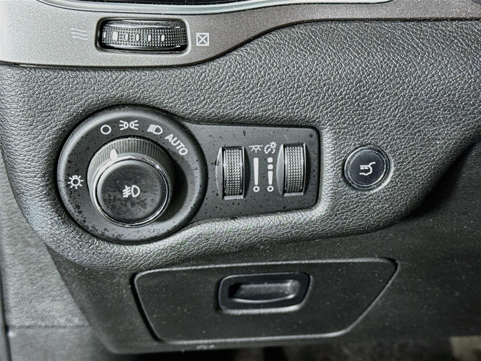 Used 2019 Jeep Cherokee Limited w/ Technology Group FWD image 11