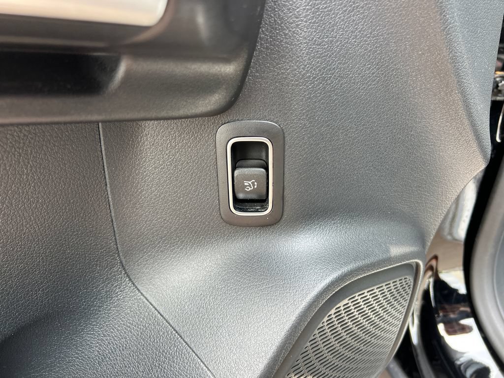 Used 2024 Mercedes-Benz GLB 250 4MATIC image 14